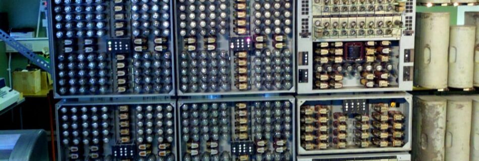 C'est un WITCH un ordinateur à dekatrons d'Harwell, plus tard connu sous le nom de Wolverhampton Instrument for Teaching Computing from Harwell (WITCH), ou le Harwell Dekatron Computer est un des premiers ordinateurs britanniques à relais électromécaniques des années 1950. (Source : Wikipedia)