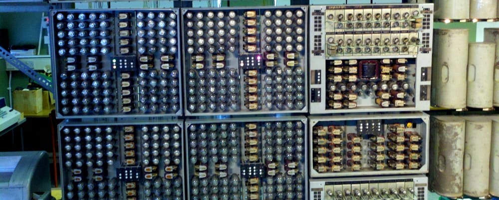 C'est un WITCH un ordinateur à dekatrons d'Harwell, plus tard connu sous le nom de Wolverhampton Instrument for Teaching Computing from Harwell (WITCH), ou le Harwell Dekatron Computer est un des premiers ordinateurs britanniques à relais électromécaniques des années 1950. (Source : Wikipedia)